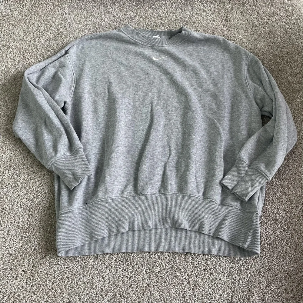 Nike Sweatshirt Mens Medium Gray Fleece Pullover Crewneck Embroidered Swoosh